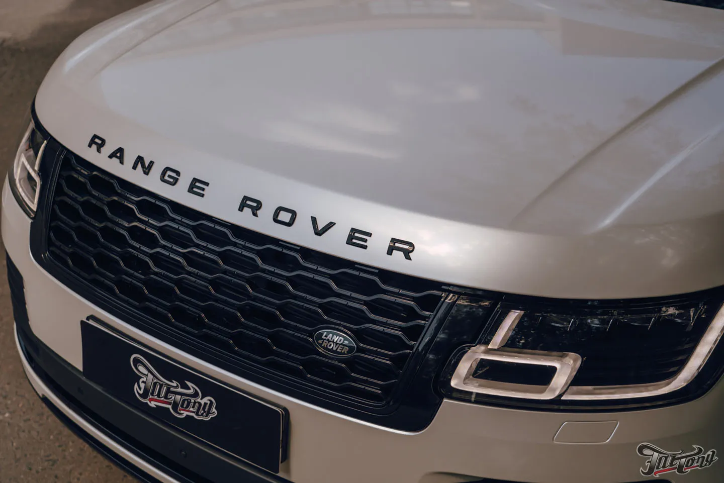 Range Rover Vogue SE в шикарном перламутровом виниле!